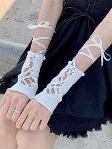 زوج من القفازات الشفافة بطراز لولوتا مع تفاصيل الأساور بالفيونكة البيضاء وديكور الفراشات الخاصة بموضة Y2K، مناسب للصيف