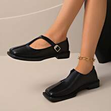 Sandalias cerradas con estética básica y clásica para mujer, nuevas para el verano 2025, con puntera cuadrada y tacón bajo, adecuadas para usar con vestidos