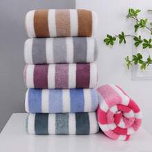 1条珊瑚绒加厚条纹浴巾，咖啡色，70*140厘米，高吸水性，适合家用、美容院、酒店、运动场所、家居用品、毛巾、护肤浴巾。