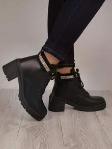 Botas de moda para mujer a media rodilla de plataforma ancha cuadrada y de altura baja con cordones para ajuste y hermosas aplicaciones de pedrería brillante a los costados, que ofrecen comodidad y versatilidad, adaptándose a diferentes estilos como el urbano y casual, ideales para el día a día en la ciudad, escapadas de fin de semana o eventos casuales, ofreciendo un toque de estilo y glamour que resaltan la sofisticación en el calzado femenino. - Negro - Ver 2