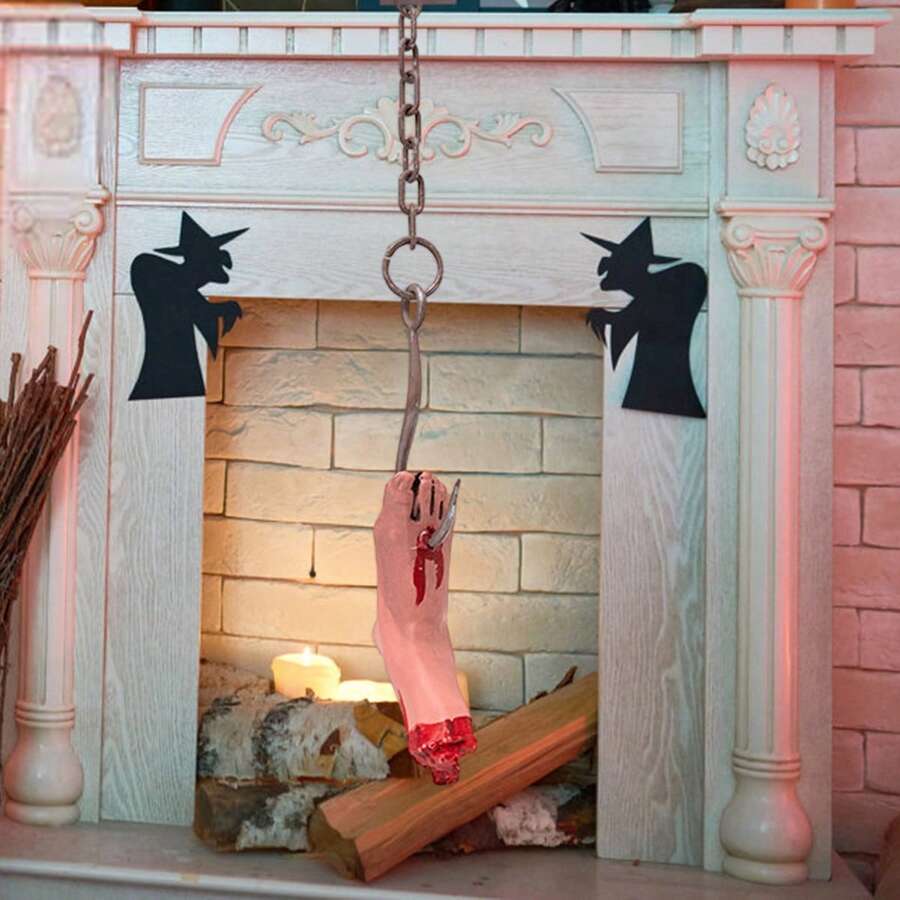 Accesorios de decoración realistas de Halloween: tela ensangrentada, manos y pies cortados con cadena o cuerda para colgar en la casa embrujada. - rojo púrpura - Ver 1