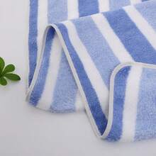 1条珊瑚绒加厚条纹浴巾，咖啡色，70*140厘米，高吸水性，适合家用、美容院、酒店、运动场所、家居用品、毛巾、护肤浴巾。