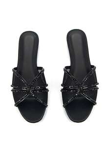 Sandales plates à brides femme élégantes, entièrement ornées de strass, avec décoration en maille ajourée noire. Bout rond confortable, convient pour le port quotidien et les soirées