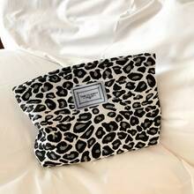 1 件个性化黑白撞色化妆包，3 种款式（豹纹/斑马纹/黑白格子），时尚化妆收纳包，适合存放化妆品、洗漱用品，是生日、节日、爱人的绝佳礼物