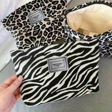 1 件个性化黑白撞色化妆包，3 种款式（豹纹/斑马纹/黑白格子），时尚化妆收纳包，适合存放化妆品、洗漱用品，是生日、节日、爱人的绝佳礼物