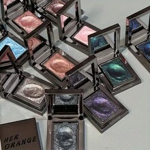 奢华单色眼影 - 闪耀、亮片、提亮，质地细腻柔滑，显色度极佳，防水防汗，自然勾勒眼部轮廓，打造夸张妩媚的眼妆，个性十足，美丽动人，适合学校、假期、旅行、婚礼、舞台表演、角色扮演、情人节、音乐节、万圣节、圣诞节等场合，也是节日送礼佳品。HERORANGE - 彩色 - 查看 2