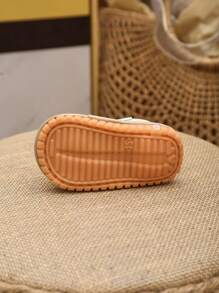 Sandalias para bebé en beige, estilo unisex para bebés niños y niñas, diseño de punta cerrada y hueco, suela de goma suave antideslizante, sandalias planas para recién nacidos