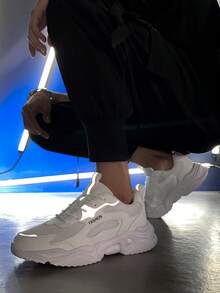 男士简约纯白色皮革和网眼拼接复古厚底运动鞋，百搭、舒适、轻便，适合日常穿着、户外、跑步、运动、健身房 2000 年代风格情人节创意