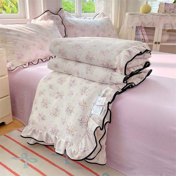 1pc Ditsy Floral Pattern Summer Quilt, Sweet Crinkle Double Layer Polyester Fabric, Standard Bedding Size With Ruffle Details, Machine Washable, Suitable For All Seasons, Light And Breathable, Perfect For Bedroom, Guest Room, Office, Living Room Sofa, Single Or Double Use, Travel, Camping