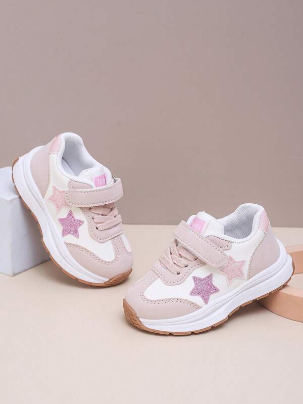 1 Pair Girls Sports Shoes. The Upper Is In And Light Pink As The Main Colors, Decorated With Shiny Pink Star Patterns, Cute And Fashionable. Using Lace-Up With Hook And Loop Design, Easy To Put On And Off And Can Secure The Foot. The White Sole, The Front And Rear Parts Are Brown, Which May Have Good Wear Resistance. The Overall Style Is Cute And Versatile, Suitable For Daily Wear, And The Breathable Upper Design Can Also Bring Comfort To The Child's Feet.