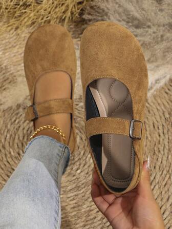 女士休闲百搭轻便圆头玛丽珍鞋。可调节系带设计，舒适贴合不同脚型。可搭配连衣裙或裤装，适合休闲到正式场合，打造独特风格的理想之选。