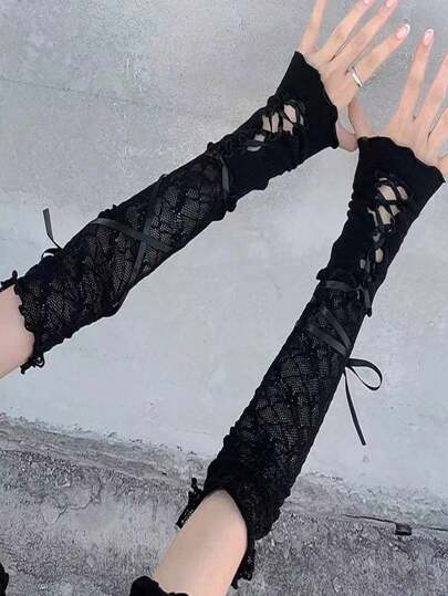 زوج من القفازات الشفافة بطراز لولوتا مع تفاصيل الأساور بالفيونكة البيضاء وديكور الفراشات الخاصة بموضة Y2K، مناسب للصيف