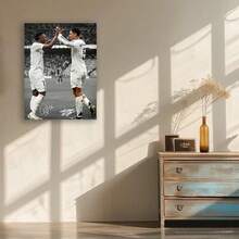 1 pieza de arte de pared enmarcado en lienzo - Cartel de acción de fútbol de Jude Bellingham, decoración deportiva moderna para dormitorio, sala de estar, oficina, aula - Impresión de fútbol resistente para interiores/exteriores, regalo para fanáticos, decoración de aula | Obra de arte con tema deportivo | Detalle de firma, decoración de la habitación de fútbol - Enmarcado - Ver 5