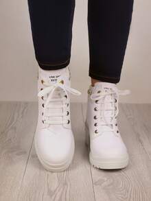 Botas de moda para mujer a media rodilla de plataforma ancha cuadrada y de altura baja con cordones para ajuste y hermosas aplicaciones de pedrería brillante a los costados, que ofrecen comodidad y versatilidad, adaptándose a diferentes estilos como el urbano y casual, ideales para el día a día en la ciudad, escapadas de fin de semana o eventos casuales, ofreciendo un toque de estilo y glamour que resaltan la sofisticación en el calzado femenino. - Blanco - Ver 3