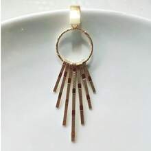 1 paire de boucles d'oreilles pendantes simples de couleur or avec gland