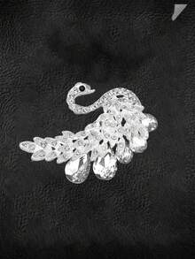 1枚优雅天鹅造型胸针，玫瑰金与红宝石交相辉映。精湛工艺展现细腻质感。天鹅象征着纯洁高贵，红宝石则增添了璀璨魅力，使其成为一件绝佳的时尚配饰。可用于服装配饰、衣服别针、包包饰物、背包饰物等。