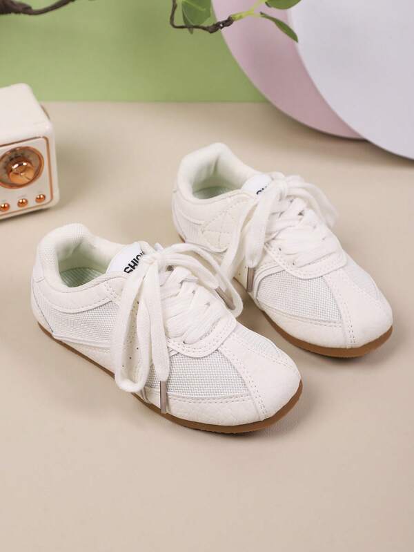 Un par de zapatos de entrenamiento alemanes blancos, transpirables y casuales para niños en primavera y otoño. Adecuados para uso diario.