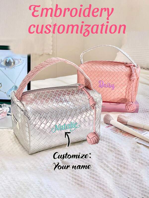 1 pieza Bolsa de cosméticos personalizada con patrón de diamantes para mujeres, bolsa de maquillaje elegante con decoración de bola tejida a mano, organizador de artículos de aseo de gran capacidad para viajes, bolsa de belleza multifuncional, regalo para dama de honor de boda, bolsa bordada con monograma, adecuado para viajes, vacaciones, uso diario, regalo para familia, amigos, madre, pareja, como regalo para el Día de la Madre, San Valentín, Día de la Enfermera, Día del Maestro, Navidad, Cumpleaños