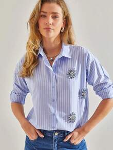 Camicia a righe casual da donna di BIANCO LUCCI, decorata con strass, camicia a righe, abbigliamento autunnale, outfit da aeroporto, outfit da viaggio