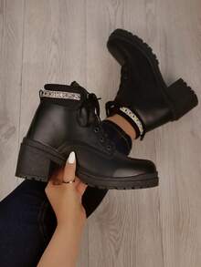 Botas de moda para mujer a media rodilla de plataforma ancha cuadrada y de altura baja con cordones para ajuste y hermosas aplicaciones de pedrería brillante a los costados, que ofrecen comodidad y versatilidad, adaptándose a diferentes estilos como el urbano y casual, ideales para el día a día en la ciudad, escapadas de fin de semana o eventos casuales, ofreciendo un toque de estilo y glamour que resaltan la sofisticación en el calzado femenino. - Negro - Ver 1