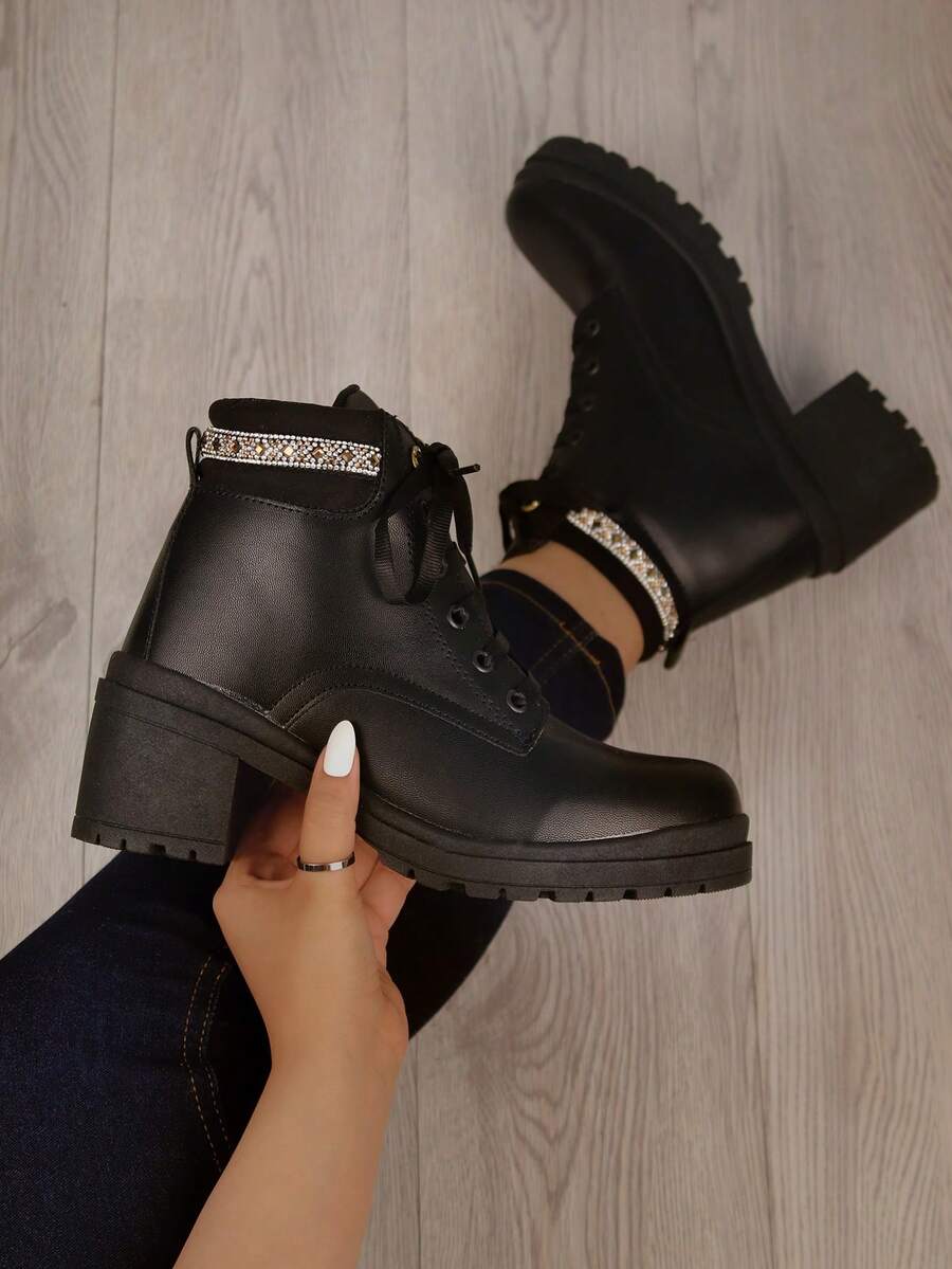 Botas de moda para mujer a media rodilla de plataforma ancha cuadrada y de altura baja con cordones para ajuste y hermosas aplicaciones de pedrería brillante a los costados, que ofrecen comodidad y versatilidad, adaptándose a diferentes estilos como el urbano y casual, ideales para el día a día en la ciudad, escapadas de fin de semana o eventos casuales, ofreciendo un toque de estilo y glamour que resaltan la sofisticación en el calzado femenino. - Negro - Ver 1