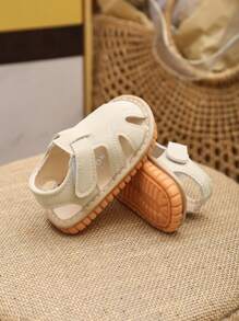 Sandalias para bebé en beige, estilo unisex para bebés niños y niñas, diseño de punta cerrada y hueco, suela de goma suave antideslizante, sandalias planas para recién nacidos