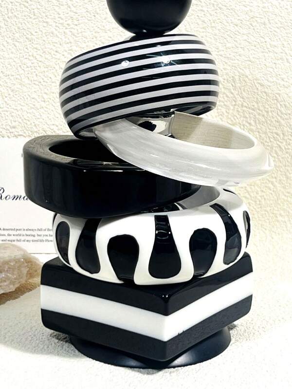1pc Bohemian Style Black & White Resin Bangle Bracelet, Geometric Striped Wide C-Shape Block Design, Smooth Texture Suitable For Vacation, Daily Wear And All Seasons Fashion (Due To Handmade Polishing Craft, Each Bracelet Pattern Is Unique, Color May Vary Slightly Between Batches)