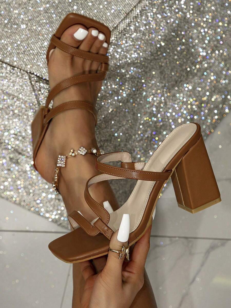 Sandalias de tacón grueso con punta cuadrada para mujer, estilo colegial elegante, para fiestas/bodas/resort, sandalias de verano retro básicas asimétricas, mulas marrones, de piel sintética - Marrón - Ver 1