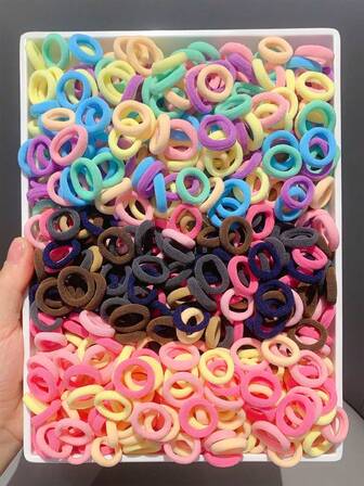 300 pièces Chouchous de couleur unie, mini-élastiques multicolores minimalistes, convenant aux filles et aux femmes, pour une utilisation quotidienne. Couleurs aléatoires convenant aux vacances ou aux fêtes, indispensables ! Chouchous en serviette de haute saturation, les empiler a un look élégant, porte-queue de cheval, élastiques à cheveux, bandes en caoutchouc pour cheveux, cordes à cheveux