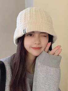 男女款休闲便帽，保暖针织帽，带护耳，时尚字母图案，适合秋冬季