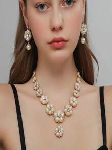 Conjunto de 3 piezas con collar con perlas falsas, rhinestones y flores, y pendientes con cuentas, apropiado para banquetes, fiestas, vestidos de novia y uso de joyería de mujer