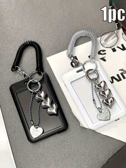 1个可扩展心形卡包钥匙扣，配有黑白心形吊坠，经久耐用，时尚设计，适合女性。可爱实用的塑料钥匙扣，校园必备，时尚钥匙扣配有金属心形吊坠，可收纳身份证、信用卡、交通卡和钥匙。