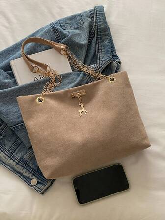 Denna trendiga axelväska med färgblock och geometriskt mönster och kedjor är lämplig för shopping, plånboksförvaring, unga kvinnor, högskolestudenter, karriärstartare och tjänstemän. Den är också mycket lämplig för kontor, universitet, arbete, affärer, pendling, utomhusaktiviteter, resor och vandringstillfällen.