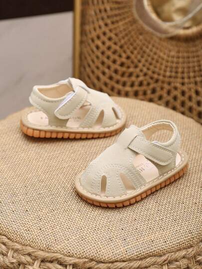 Dép xăng đan màu be cho trẻ sơ sinh, kiểu dáng unisex, thiết kế mũi kín, đế cao su mềm chống trơn trượt, dép xăng đan đế bằng cho trẻ sơ sinh.