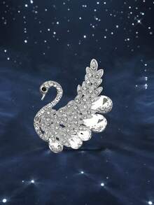 1枚优雅天鹅造型胸针，玫瑰金与红宝石交相辉映。精湛工艺展现细腻质感。天鹅象征着纯洁高贵，红宝石则增添了璀璨魅力，使其成为一件绝佳的时尚配饰。可用于服装配饰、衣服别针、包包饰物、背包饰物等。