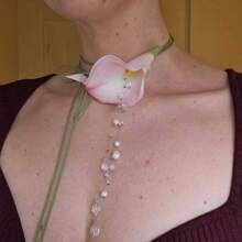 1 szt. Projektant, ręcznie robiony, naszyjnik z kwiatów lilii Calla, damski naszyjnik choker, kryształowa perła, frędzle, łańcuszek na obojczyk, elegancka francuska dekoracja kwiatowa, styl boho, idealny na imprezy i bankiety, wesela, święta, wakacje, randki