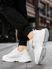 男士简约纯白色皮革和网眼拼接复古厚底运动鞋，百搭、舒适、轻便，适合日常穿着、户外、跑步、运动、健身房 2000 年代风格情人节创意