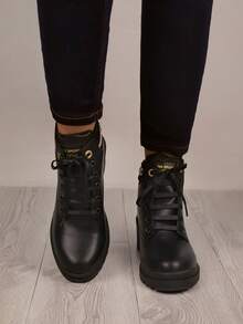 Botas de moda para mujer a media rodilla de plataforma ancha cuadrada y de altura baja con cordones para ajuste y hermosas aplicaciones de pedrería brillante a los costados, que ofrecen comodidad y versatilidad, adaptándose a diferentes estilos como el urbano y casual, ideales para el día a día en la ciudad, escapadas de fin de semana o eventos casuales, ofreciendo un toque de estilo y glamour que resaltan la sofisticación en el calzado femenino. - Negro - Ver 3