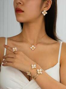 1 Stück romantisches, zierliches Resort-Stil Weißes Öltropfen Vierblatt Blume Anhänger Halskette, 1 Paar Ohrringe, 1 Ring, 1 Armband, Schmuckset für Frauen geeignet für Dates/Alltag