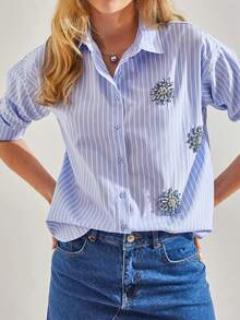 Camicia a righe casual da donna di BIANCO LUCCI, decorata con strass, camicia a righe, abbigliamento autunnale, outfit da aeroporto, outfit da viaggio