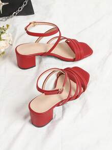 סנדלים אופנתיים לנשים עם עקב גבוה בצבע אדום דמוי עור, בוהן פתוחה עם רצועה מוצלבת ועקב בלוק לחוף הים/מסיבה - אדום - ראה 3