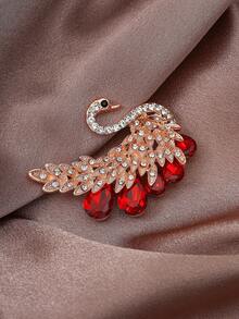 1枚优雅天鹅造型胸针，玫瑰金与红宝石交相辉映。精湛工艺展现细腻质感。天鹅象征着纯洁高贵，红宝石则增添了璀璨魅力，使其成为一件绝佳的时尚配饰。可用于服装配饰、衣服别针、包包饰物、背包饰物等。