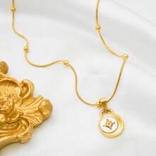 Elegante collar colgante de acero inoxidable chapado en oro de 18 quilates con perla de nácar en forma de octágono y nudos de bambú, de uso diario de alta gama para mujer