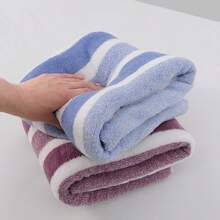 1条珊瑚绒加厚条纹浴巾，咖啡色，70*140厘米，高吸水性，适合家用、美容院、酒店、运动场所、家居用品、毛巾、护肤浴巾。
