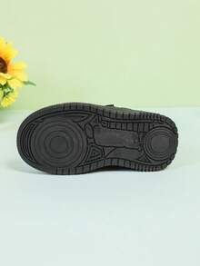 1 双婴儿时尚软底舒适耐用 PU 钩环儿童户外防滑防水简约百搭平底休闲运动鞋，适合春秋季