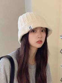 男女款休闲便帽，保暖针织帽，带护耳，时尚字母图案，适合秋冬季