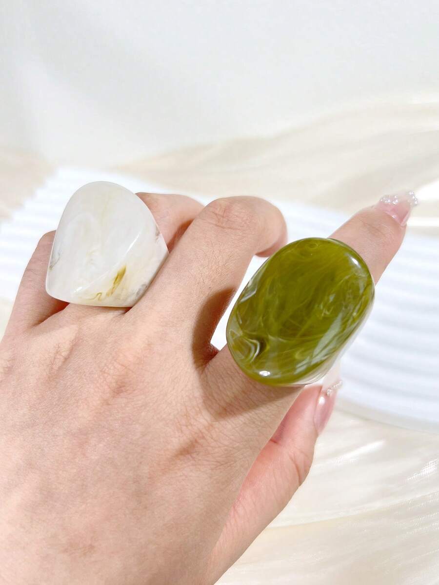 2 件不对称纹理渐变树脂宽带戒指，适合日常休闲佩戴，也适合男女赠送礼物