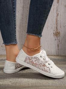 Bequeme Damen Weiße Spitze Slip-On Sneaker mit runder Kappe, atmungsaktives Obermaterial, strapazierfähige TPR-Laufsohle, Freizeitschuhe für alle Jahreszeiten