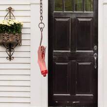 Accesorios de decoración realistas de Halloween: tela ensangrentada, manos y pies cortados con cadena o cuerda para colgar en la casa embrujada. - rojo púrpura - Ver 4