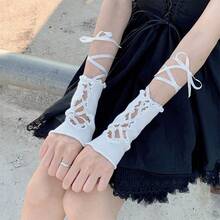 زوج من القفازات الشفافة بطراز لولوتا مع تفاصيل الأساور بالفيونكة البيضاء وديكور الفراشات الخاصة بموضة Y2K، مناسب للصيف